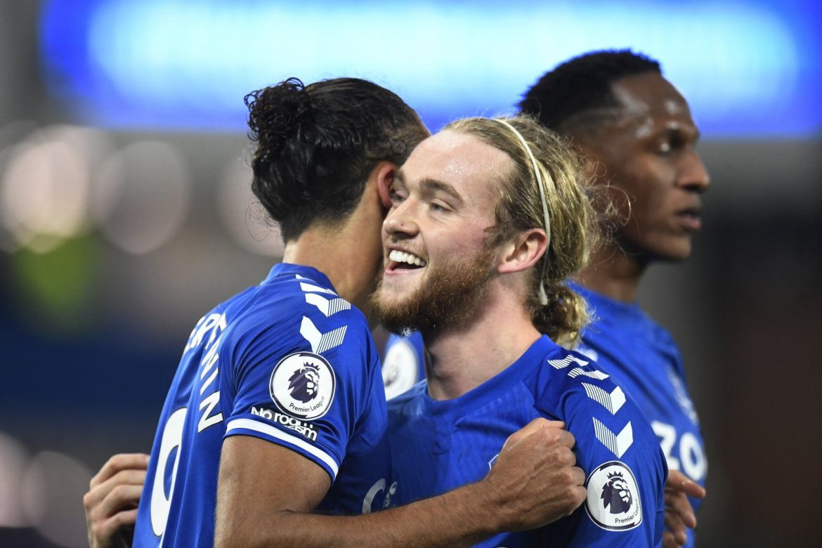 Crystal Palace: Fans react to Tom Davies links